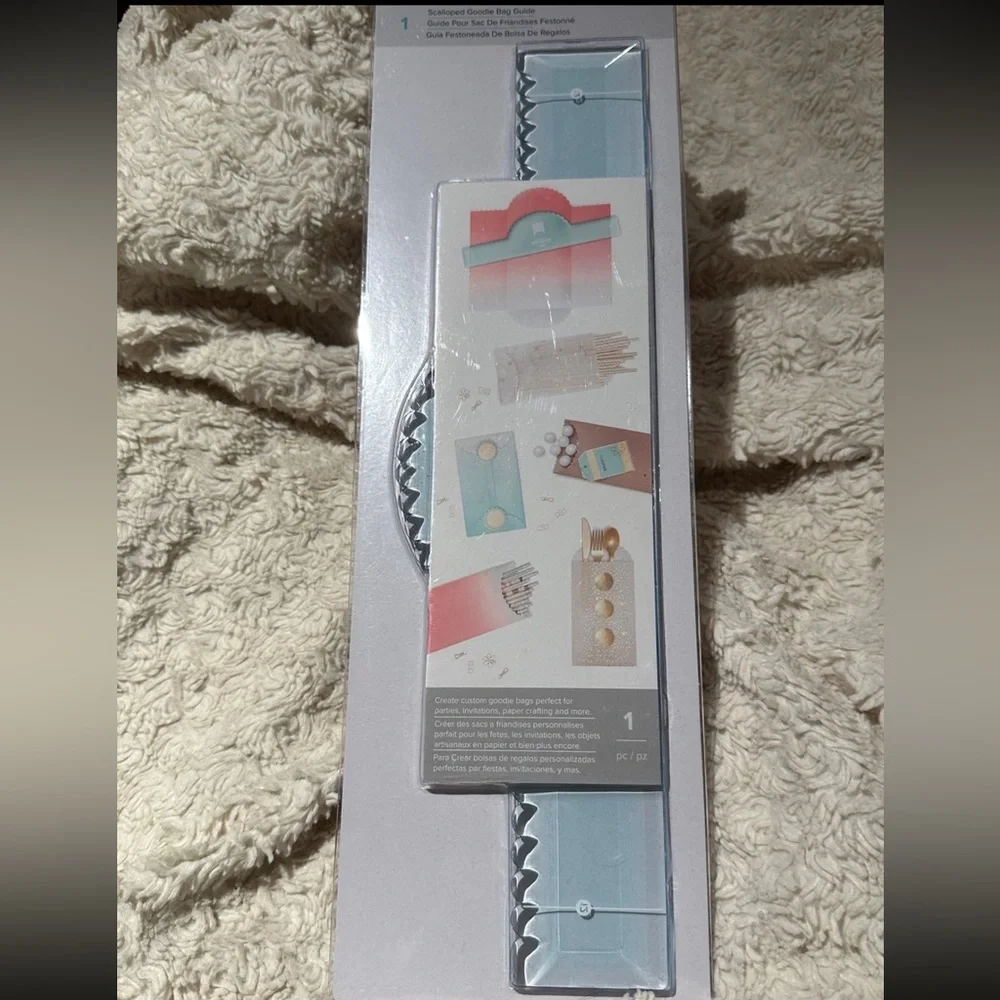 AMERICAN CRAFTS We R Memory Keepers Scalloped Goodie Bag Guide NEW
